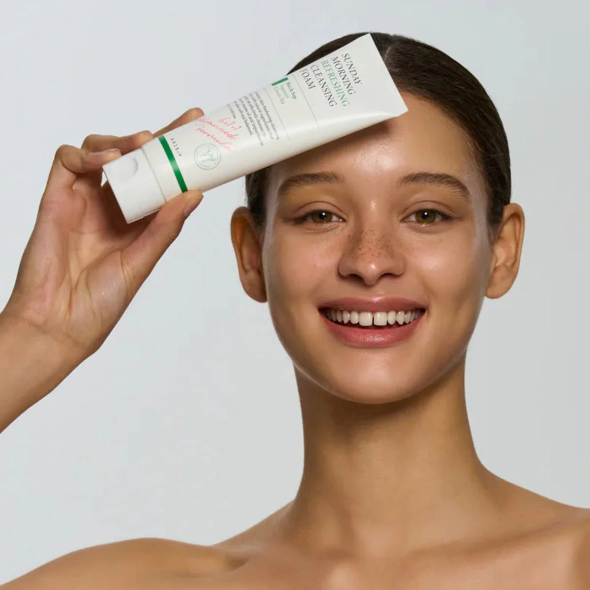 Putojantis veido prausiklis "Sunday Morning Refreshing Cleansing Foam", 120 ml